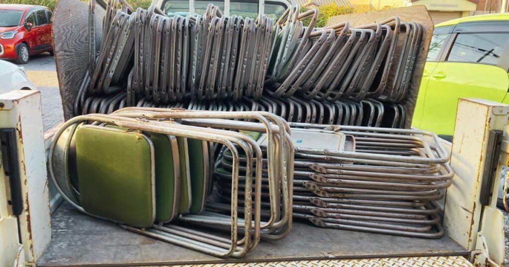 公立学校から大量に撤去・引き取りを行ったパイプ椅子の山(春日部リユース法人向け不用品回収の実績画像)