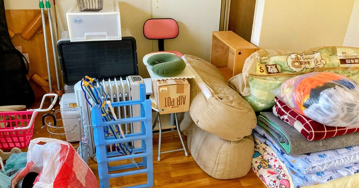 埼玉県春日部市の引っ越しの退去日が迫る部屋の回収前の不用品や粗大ゴミの様子(春日部リユース)